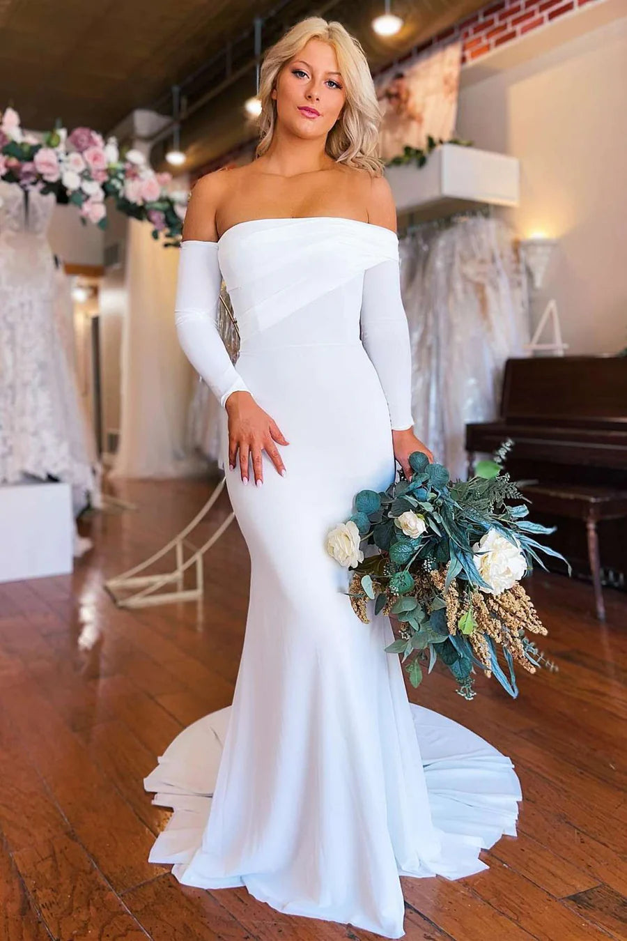 Vestido de novia de manga larga con hombros descubiertos y cola